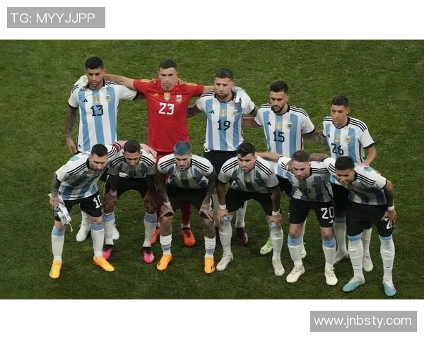 足球巨星重返故土再续辉煌传奇引发球迷热烈期待与欢呼